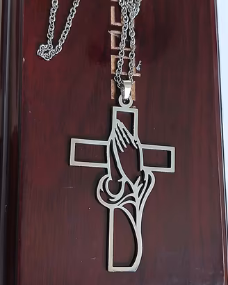 collana con pendente in acciaio mani di Dio