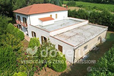 Villa di 200 m² con più di 5 locali e posto auto a