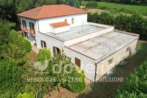 Villa di 200 m² con più di 5 locali e posto auto a