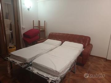 Divano letto due tre posti.