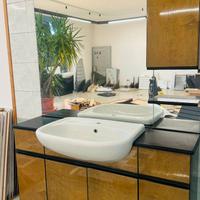 Mobile bagno in legno chiaro completo di specchio