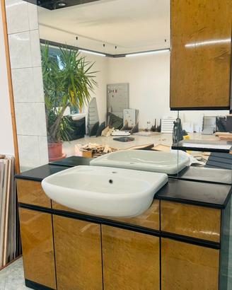 Mobile bagno in legno chiaro completo di specchio
