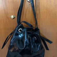 Borsa a secchiello di vernice nera