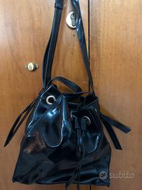 Borsa a secchiello di vernice nera