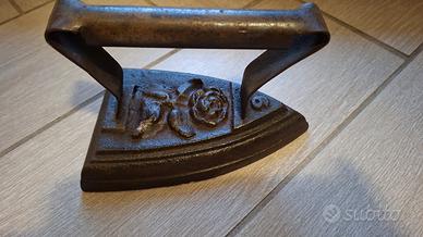 Ferro da stiro antico con rosa