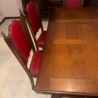 Tavolo, sedie e mobili in legno