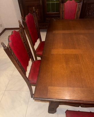 Tavolo, sedie e mobili in legno