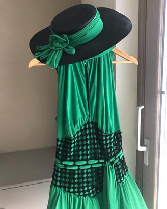 Abito in seta verde smeraldo con accessori