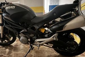 Ducati Monster 696 nera
