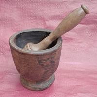 Mortaio e pestello in legno d'epoca