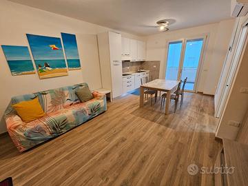 Ampio terrazzo, vista mare, 2 camere, nuovo