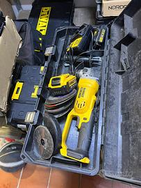 Smerigliatrice dewalt a batteria