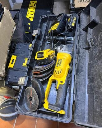 Smerigliatrice dewalt a batteria