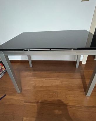 Tavolo in vetro nero