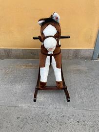 Cavallo a dondolo e sacco a pelo pigiamask