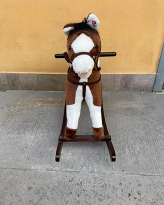 Cavallo a dondolo e sacco a pelo pigiamask