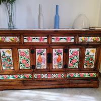 Antica credenza cinese con ceramiche giapponesi 