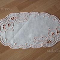 Centrino ovale di lino bianco lavorato ad intaglio