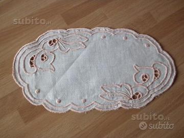 Centrino ovale di lino bianco lavorato ad intaglio