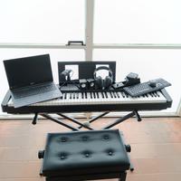 Set Con Tastiera Yamaha e PC con set completo