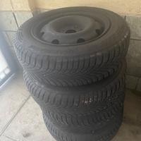 Gomme auto con cerchioni