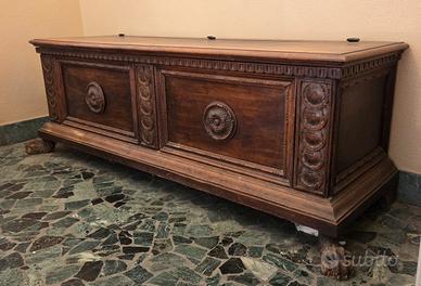 Cassapanca il legno intagliata del 900