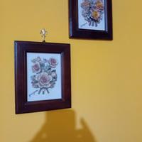 4 quadretti con cornici in legno e fiori in cerami