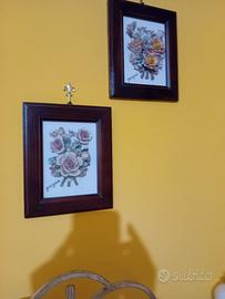 4 quadretti con cornici in legno e fiori in cerami