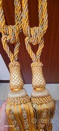 Coppia di raffinate raccoglitenda