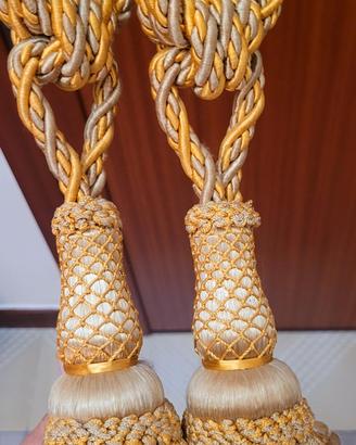 Coppia di raffinate raccoglitenda