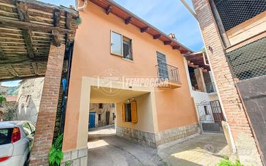 AMPIO TERRATETTO CON CORTE PRIVATA IN CENTRO PAESE