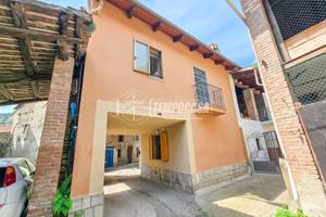 AMPIO TERRATETTO CON CORTE PRIVATA IN CENTRO PAESE