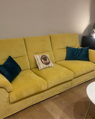 Divano color ocra smacchiabile e sfoderabile