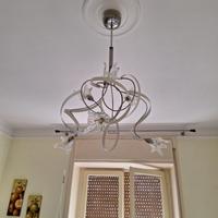 Lampadario da soffitto e piantana abbinata