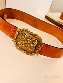 Cintura in pelle vintage con grande fibbia