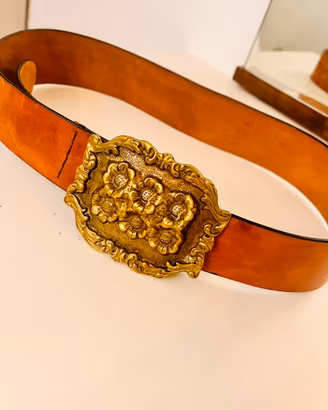 Cintura in pelle vintage con grande fibbia
