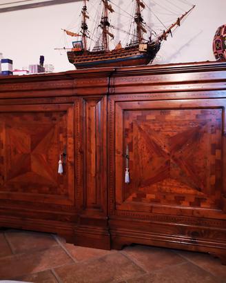 credenzone in legno intarsiato