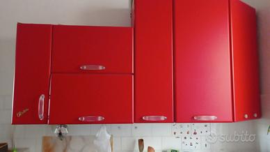 Cucina con elettrodomestici