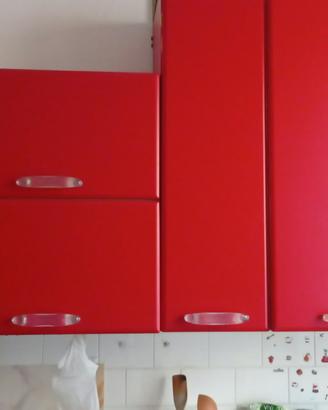 Cucina con elettrodomestici