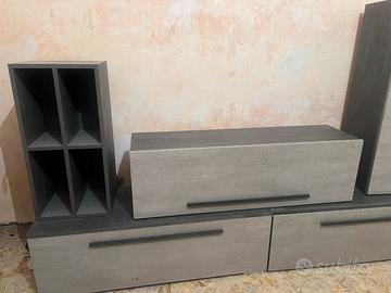 Parete attrezzata tavolo e divano