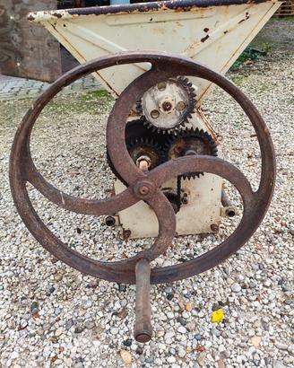 Macina uva diraspatrice