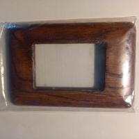 Placca in legno noce per interruttori elettrici