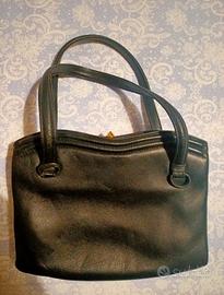 Borsetta nera con borchia