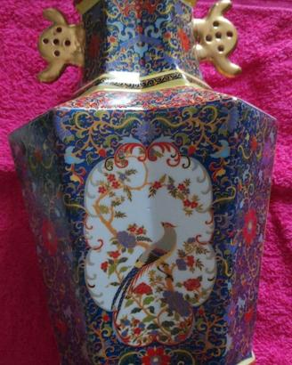 Vaso di porcellana antico . cinese reale e sigillo