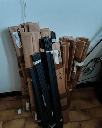 Profili di alluminio per zanzariere fisse.