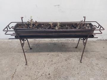 Portafiori in ferro battuto.