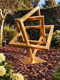 Scultura geometrica intersecata in ferro lavorato
