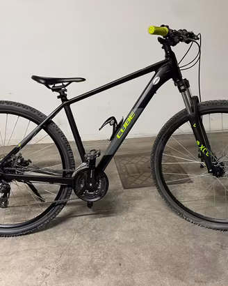 Bicicletta Cube ARG mountain bike.