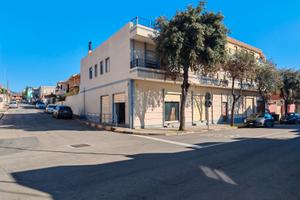 Locale con cinque vetrine su due strade