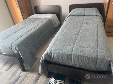 Due letti singoli con materasso